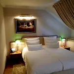 Mitra, Story Hotell