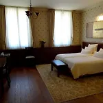 Mitra, Story Hotell
