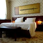 Mitra, Story Hotell