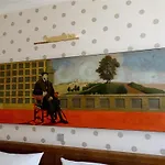 Mitra, Story Hotell