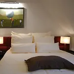 Mitra, Story Hotell