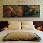 Mitra, Story Hotell