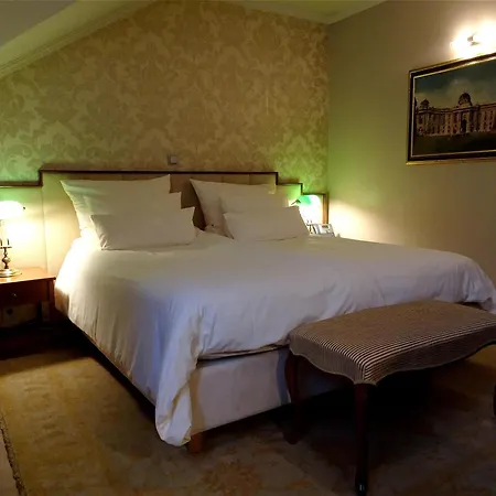 Hotel Mitra, Story
