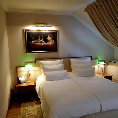 Mitra, Story Hotel