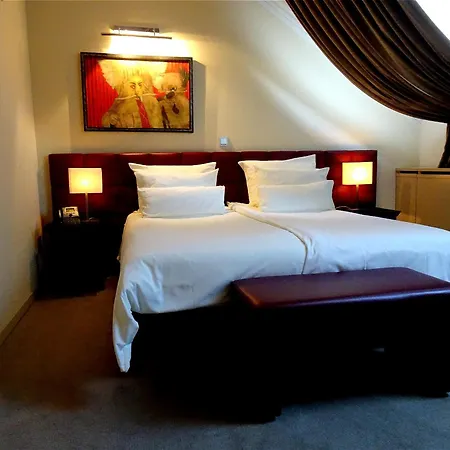 Hotell Mitra, Story