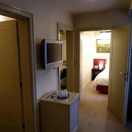 Hotel Mitra, Story
