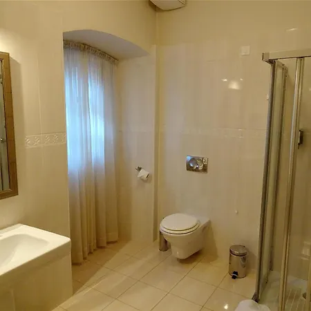 Mitra, Story Otel