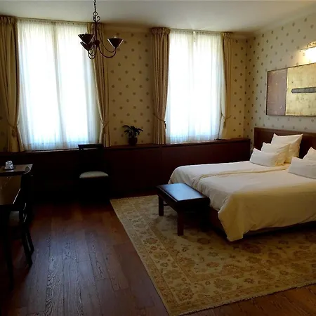 Mitra, Story Hotel