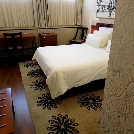 Hotel Mitra, Story