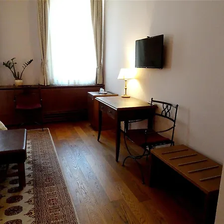 Hotel Mitra, Story