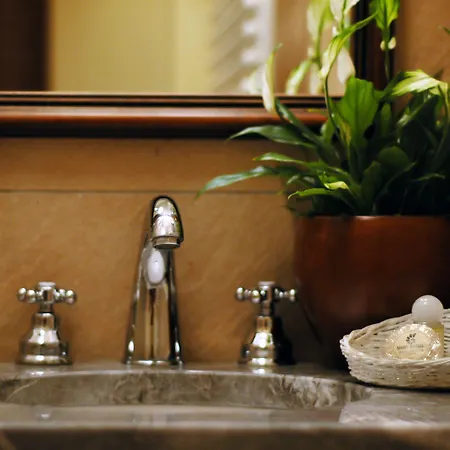 Hotel Mitra, Story 3*