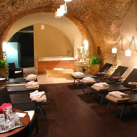 Hotel Mitra, Story