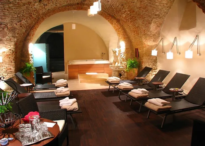 Ξενοδοχείο Mitra, Story