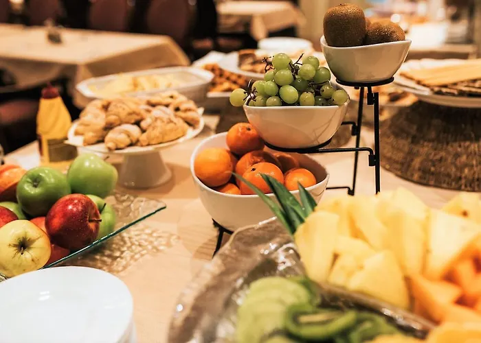 Mitra, Story Ξενοδοχείο